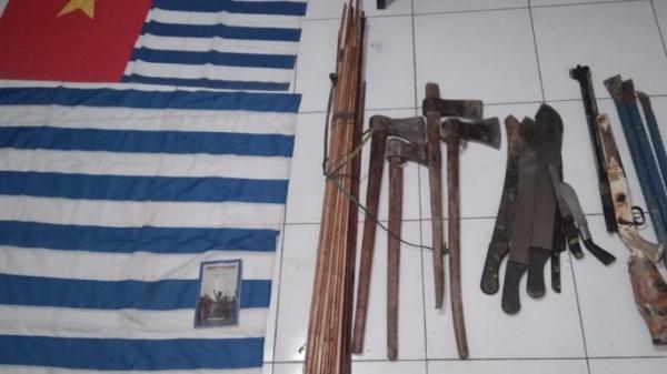 Barang bukti yang disita dari KKB Papua yang ditembak mati (Istimewa)