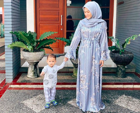 14 Henny Rachman Artis cantik ini merayakan Lebaran pertama dengan status barunya sebagai janda. (Foto: Instagram)