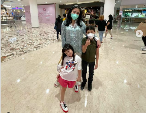 14 Nindy Artis cantik ini merayakan Lebaran pertama dengan status barunya sebagai janda. (Foto: Instagram)