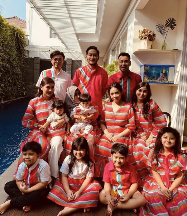 Keluarga artis kompak merayakan Lebaran dengan busana senada. (Foto: Instagram)