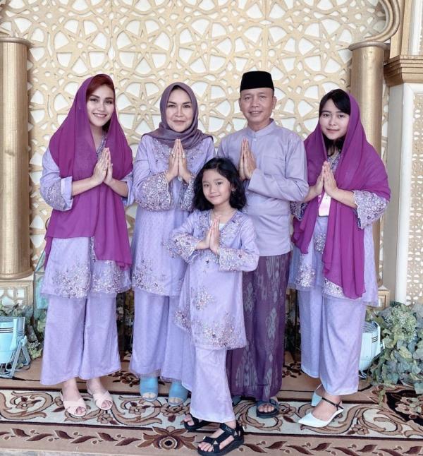 Keluarga artis kompak merayakan Lebaran dengan busana senada. (Foto: Instagram)