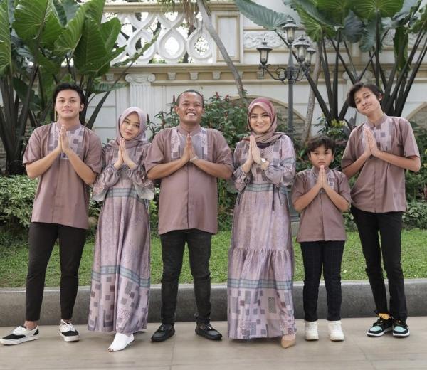 Keluarga artis kompak merayakan Lebaran dengan busana senada. (Foto: Instagram)