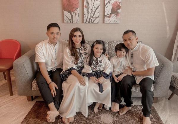 Keluarga artis kompak merayakan Lebaran dengan busana senada. (Foto: Instagram)