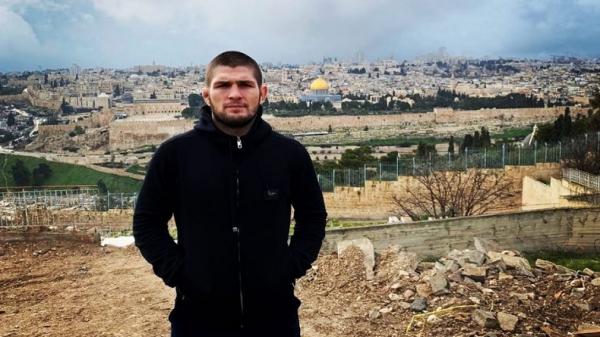 Khabib Nurmagomedov Mantan juara UFC Khabib Nurmagomedov berpose dengan latar belakang Kubah Batu, bagian dari kompleks Masjid Al Aqsa, Yerusalem. (Foto: Instagram/Khabib N).