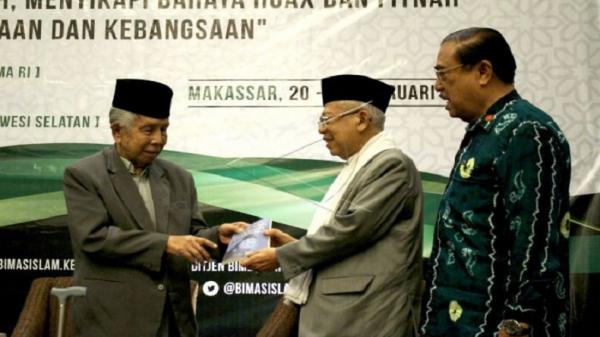 Mustasyar PBNU Anregurutta KH Sanusi Baco (kiri) berbincang dengan Wapres KH Ma`ruf Amin di Makassar, Sulawesi Selatan, beberapa waktu lalu. (Foto: Antara).
