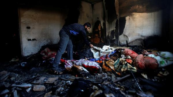 Seorang warga Palestina tengah mengais barang dari rumahnya yang hancur akibat serangan Israel. (Foto: Reuters)