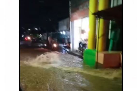 Banjir menerjang perumahan Bambu Kuning, Bojonggede, Bogor, Minggu (16/5/2021) malam. (Foto: ist)