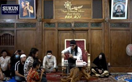 16- Gus Miftah Pengasuh Ponpes Ora Aji Sleman, Gus Miftah saat membimbing bapak dan anak mengucapkan dua kalimat syahadat. (Foto: Instagram)