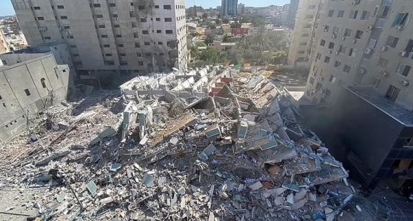 kantor aljazeera Kantor Aljazeera di Gaza hancur tinggal puing. (Foto: Reuters).