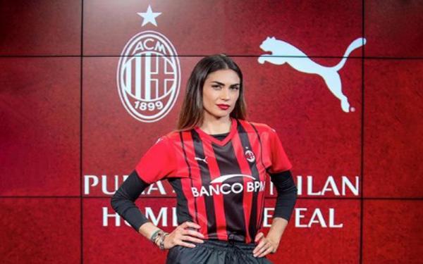 Melissa Satta pamer jersey AC Milan 2021/2022 (Foto: Instagram)