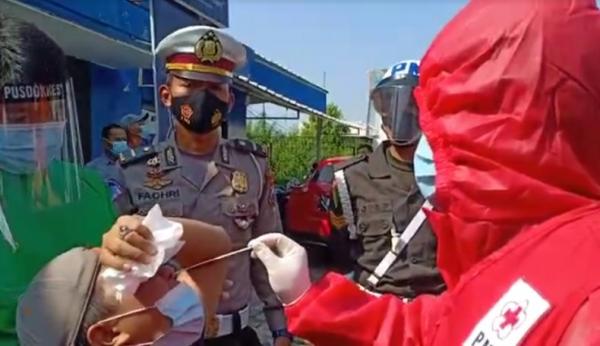 Pemudik Sidoarjo tes antigen Petugas Polres Sidoarjo melakukan tes swab antigen kepada pemudik yang terjaring operasi penyekatan, Minggu (16/5/2021). (Foto: Pramono Putra)
