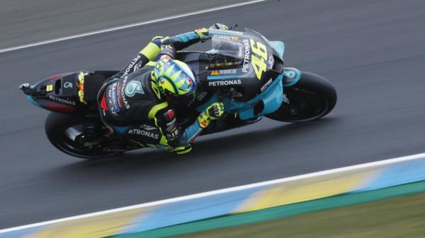 Valentino Rossi Valentino Rossi beraksi di sesi pemanasan MotoGP Prancis 2021, Minggu (16/5/2021) sore WIB. (Foto: Reuters)