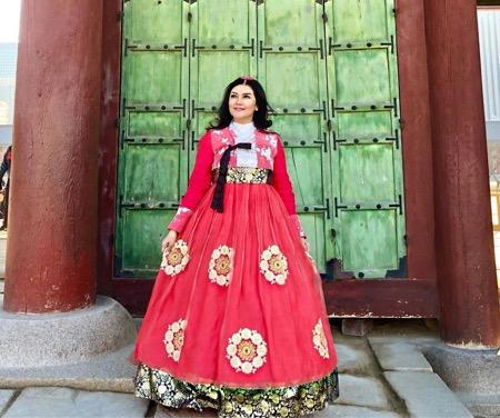 Bella Saphira hanbook Bella mengenakan hanbok saat di Korea.