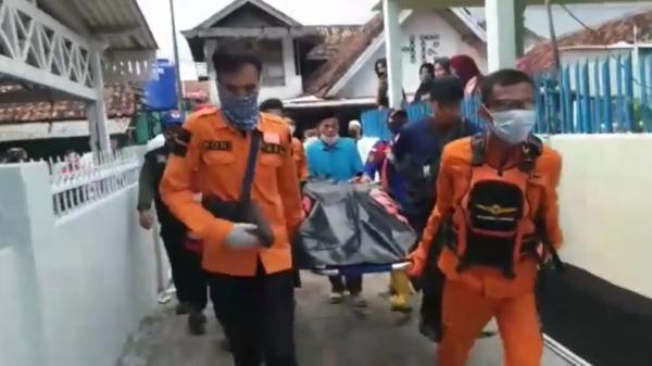 balitas Jenazah balitas berusia tiga tahun yang ditemukan setelah terseret masuk ke parit di Bandarlampung (Andres Afandi/MNC Portal)
