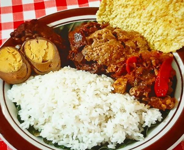 Mencicipi Gudeg Kering Yogyakarta (Foto: Instagram@antoniussutedjo)