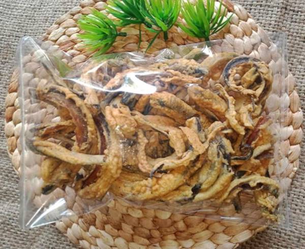 Mencicipi Keripik Belut (Foto: Instagram@swt.foodie)