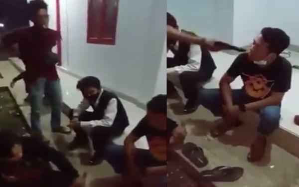 PREMAN CIANJUR1 Pria berbaju merah mencabut benda berbentuk pistol dari pinggang belakang. Korek api berbentuk pistol itu ditodongkan ke wajah korban. (Foto: tangkapan layar video viral)
