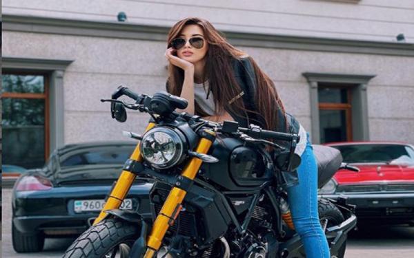 Sabina Altynbekova Pevoli cantik asal Kazakhstan Sabina Altynbekova pamer foto hot di atas motor gede alias moge. (Foto: Instagram)
