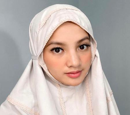 Sabrina Anggraini 2 Tampil berhijab.
