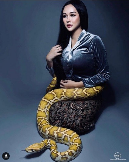 Artis Cantik Suka Pelihara Ular. (Foto: istimewa)