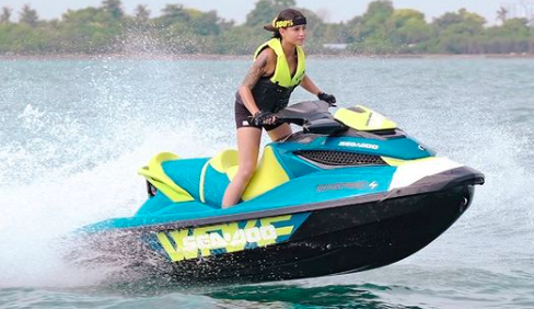 Pose kece Awkarin main jetski. (Foto: Instagram/Awkarin)