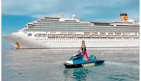 Pose kece Awkarin main jetski. (Foto: Instagram/Awkarin)