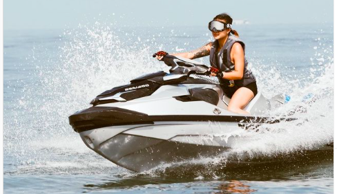 Pose kece Awkarin main jetski. (Foto: Instagram/Awkarin)&nbsp;