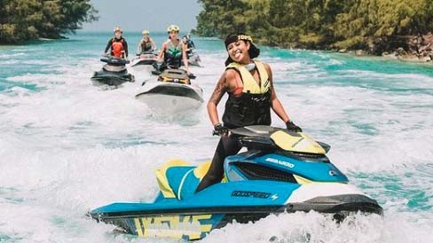 Pose kece Awkarin main jetski. (Foto: Instagram/Awkarin)