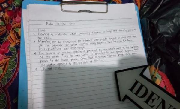 19- bunuh diri Polisi menemukan secarik surat yang diduga tulisan tangan siswi SMA yang nekat bunuh diri karena hamil di Blora, Rabu (19/5/2021). (Foto: MNC Portal/Heri Purnomo)