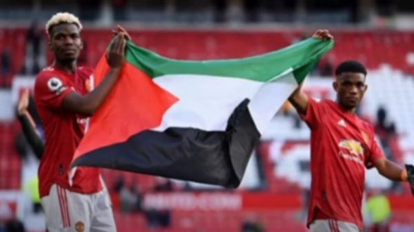 Dua pesepakbola Manchester United, Paul Pogba dan Amad Diallo menunjukkan solidaritas bagi Palestina. (Foto: Youtube)