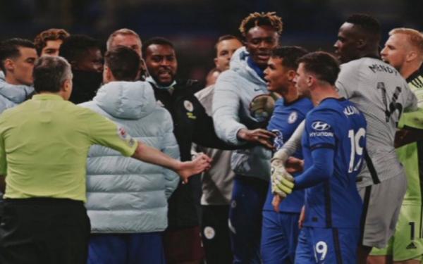 Thiago Silva Bek Chelsea Thiago Silva nyaris adu jotos dengan pemain Leicester City Daniel Amartey. Insiden terjadi saat kedua tim jumpa, Rabu (19/5/2021) dini hari WIB. (Foto: Twitter @MrGeorgeBenson)