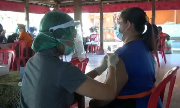 Vaksinasi Bali Astrazeneva Vaksinasi Covid-19 di Denpasar dengan vaksin AstraZeneca. (Foto: iNews/Indira Arri)