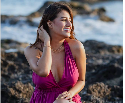 Gaya seksi DJ Dea Alexa. (Foto Instagram/Dea Alexa)