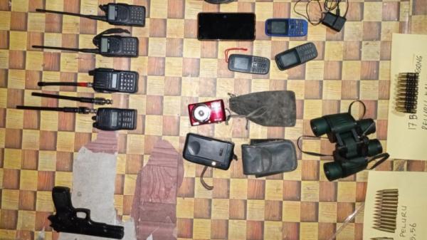 Barang bukti dari hasil olah TKP Kontak Tembak-1 Barang bukti dari hasil olah TKP Kontak Tembak di Kampung Mayuberi, Papua (Istimewa)