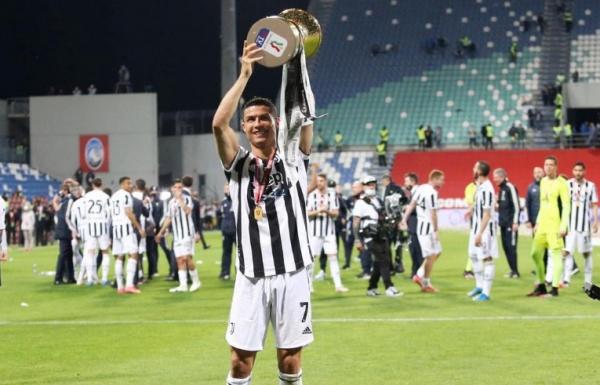 Striker Juventu Cristiano Ronaldo bersama trofi Coppa Italia 2020/2021. (Foto: Twitter @Cristiano)