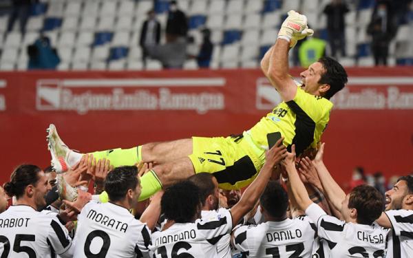 Gianluigi Buffon Kiper Juventus Gianluigi Buffon merayakan trofi Coppa Italia 2020/2021 bareng rekan setimnya. (Foto: Reuters)
