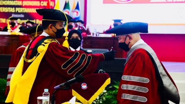 Ryamizard Ryacudu Menhan periode 2014-209 Jenderal TNI (Purn) Ryamizard Ryacudu menerima gelar Doktor Honoris Causa dari Universitas Pertahanan RI, Kamis (21/5/2021). (Foto: Unhan).