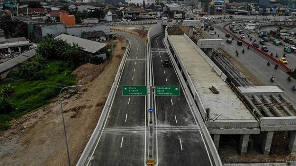 Kendaraan ke arah Rancaekek, Garut, dan Tasikmalaya melalui underpass dua lajur. (Foto: Antara)