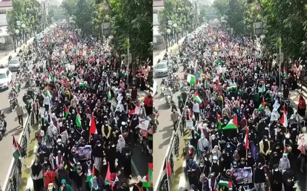 BELA PALESTINA GESAT1 Ribuan umat Islam memenuhi jalan-jalan protokol di Kota Bandung. Tampak massa saat melintas di Jalan Merdeka. (Foto: Istimewa)