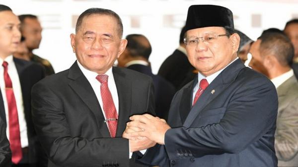 Ryamizard Ryacudu ant Ryamizard dan Prabowo saat sertijab menhan pada 2019 lalu. Keduanya sama-sama lulusan Akmil 1974. (Foto: Antara).