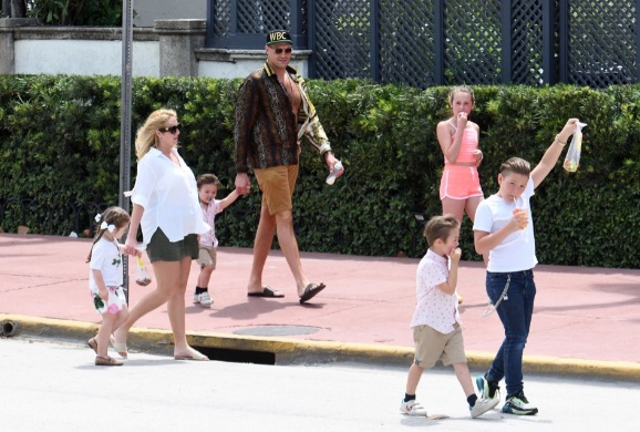 Tyson Fury Tyson Fury jalan-jalan bersama keluarga di Miami, Florida. (Foto: The Sun)