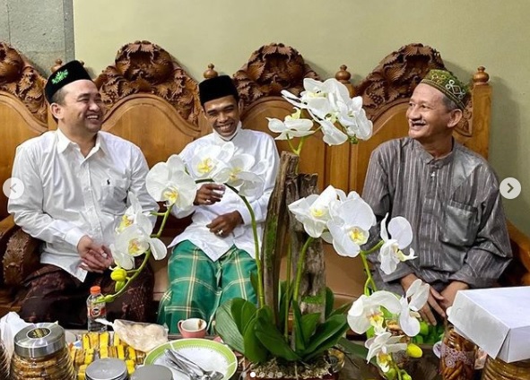 UAS bersilaturahmi ke kediaman Gus Ali (kanan) di Sidoarjo.