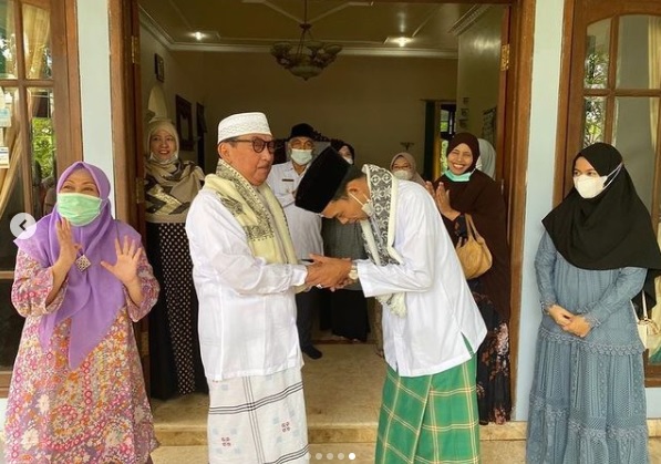 UAS sowan kepada Kiai Hasib Wahab di Tambakberas, Jombang.