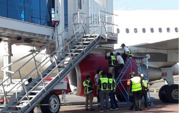garbarata Petugas saat menangani pesawat menabrak garbarata di Bandara I Gusti Ngurah Rai, Bali. (Foto: Istimewa)