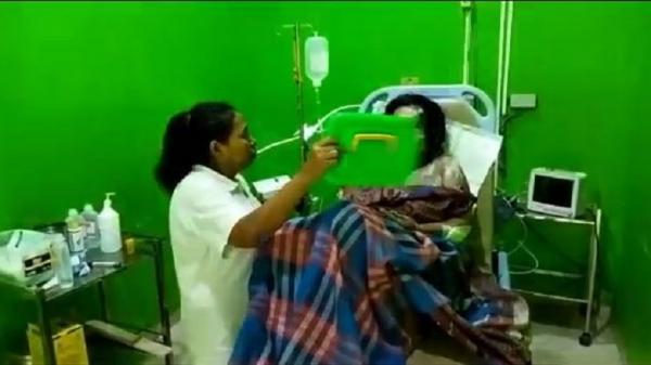 ibu disiram air panas lampung Ibu yang dibacok dan disiram air panas oleh anaknya dalam perawatan di RSUD Ryacudu Kotabumi, Lampung Utara. (Foto: iNews/Jimi Irawan)