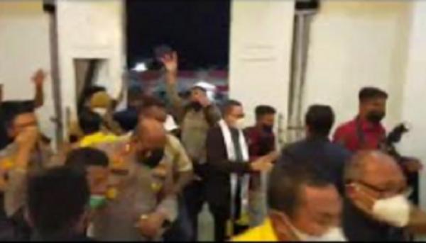 Sejumlah massa menyerang Kapolda Papua dan pejabat Pemprov Papua di rumah duka Wagub Klemen Tinal, Jumat (22/5/2021) malam. (Foto: Chanry Andrew Suripatty)
