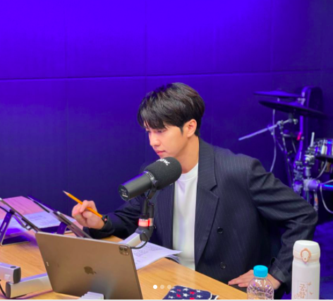 24 Lee Sung Gi4 Pesona Lee Seung Gi yang dikabarkan menjalin hubungan dengan Lee Da In. (Foto: Instagram/Lee Sung Gi)