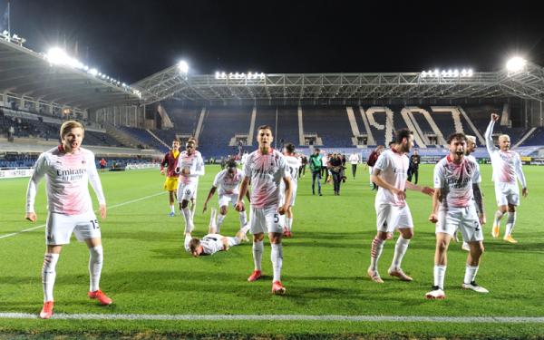 Pemain AC Milan merayakan kesuksesan lolos Liga Champions musim depan. (Foto: Reuters)