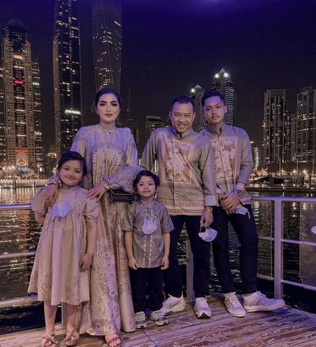 Keluarga Anang dan Ashanty menikmati suasana malam Dubai.