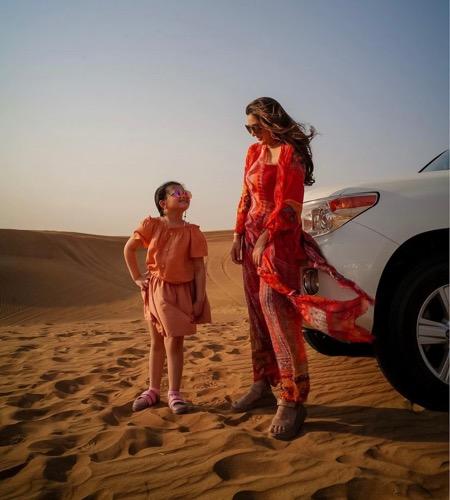 Ashanty dan Arsy di padang pasir Dubai.